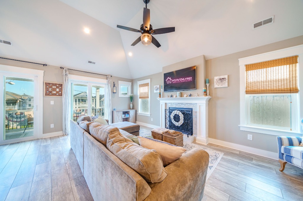 Photo inspiration: Gallery Detail: Modern 3Br2Ba Ocnj Condo W Deck Gourmet Kitchen Boardwalk Steps