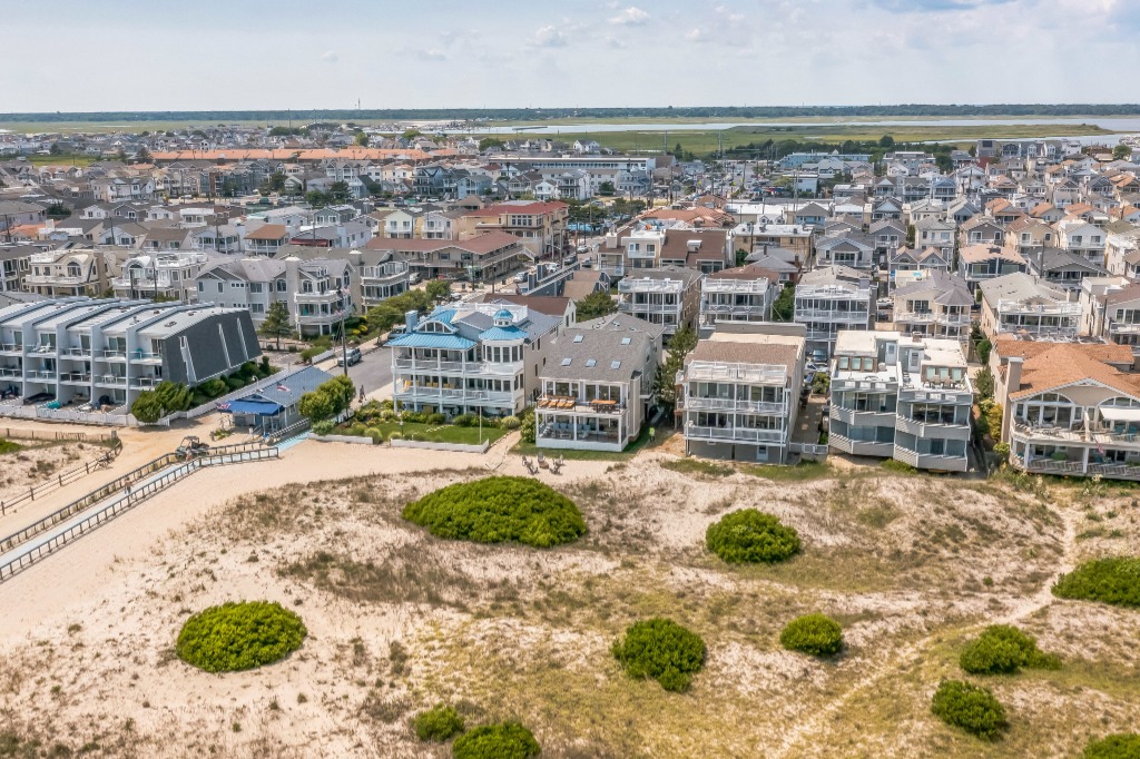 Image showcasing Luxury Oceanfront Panoramic VIEWS! - 4BD5BA Linens Elevator | Gold ...