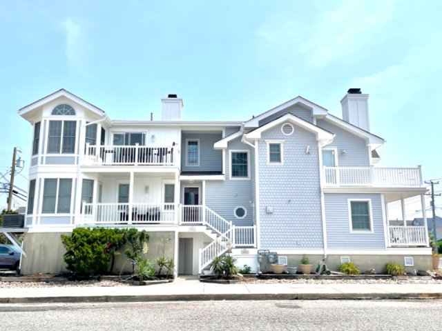 ELEGANT4BD, 3 bath 2 story, Open Concept, Hrdwd flrsPET FRIENDLY