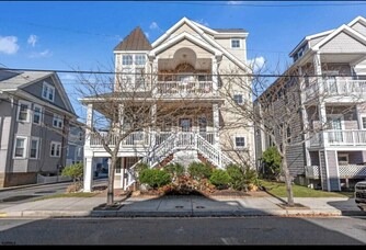 SMALL Dog Friendly - FIVE Houses to the BEACH!