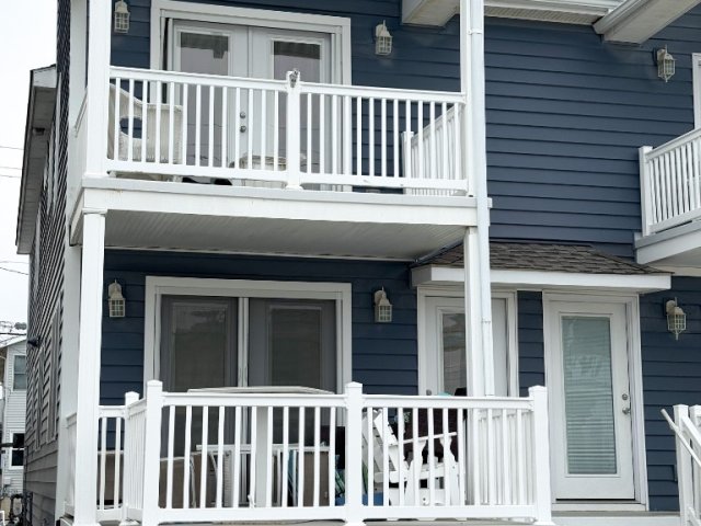 Beautiful spacious TOWNHOUSE that sleeps 10, 1 block from the beach!